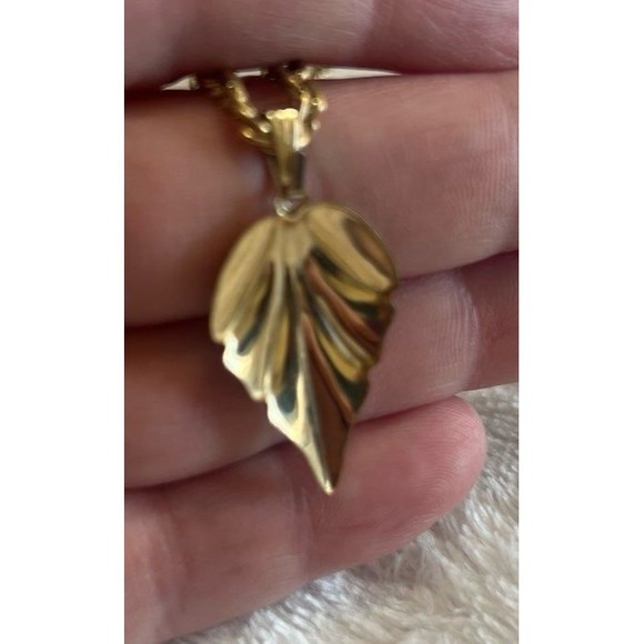 Vintage leaf with silver sparkles Necklace - Picture 3 of 4